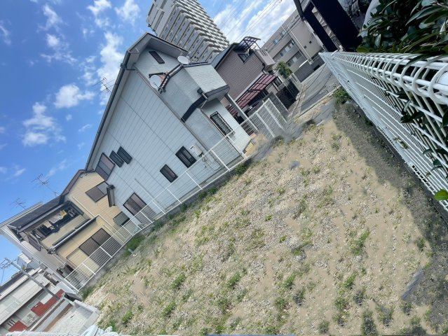 ルミエールタウン北野田の前面道路含む現地写真|南海高野線「北野田駅」徒歩4分！急行停車駅で、難波駅まで直通約20分と快適なアクセスが可能。また、駅前にはバスターミナルからは鳳駅、堺駅方面などに向かうバスもあり、南北どちらにも動きやすい立地が魅力！