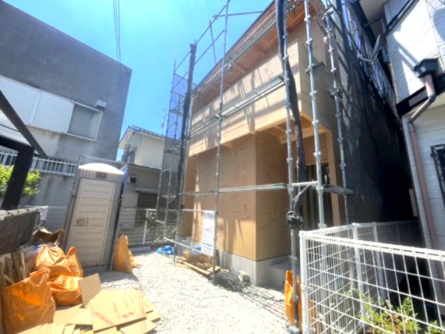 ハピレハウス北野田の前面道路含む現地写真|2階LDK約19.6帖の開放的な空間設計。外からの視線を気にせず、明るくプライベート性の高い暮らしを実現。 水回りも同フロアにし、家事効率にも配慮。 限られた敷地を有効活用した都市型スタイルの家です。