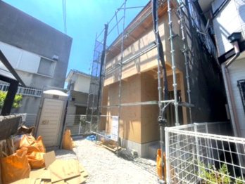 2階LDK約19.6帖の開放的な空間設計。外からの視線を気にせず、明るくプライベート性の高い暮らしを実現。 水回りも同フロアにし、家事効率にも配慮。 限られた敷地を有効活用した都市型スタイルの家です。