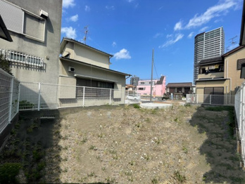 【前面道路含む現地写真】 自由設計可能♪2階建、通り抜けが出来ない街区計画になっており、開放感のある分譲地です。駅近でありながら周辺は住宅街となっており、大きな道路から少し中に入るため、静かな環境です。