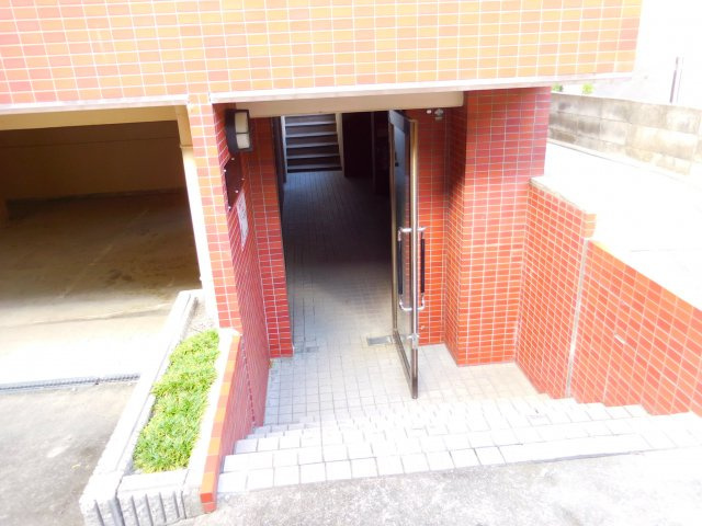 津之江パークハイツ2号館のエントランス