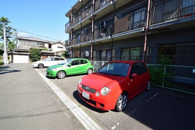 松原梅本ハイツの駐車場