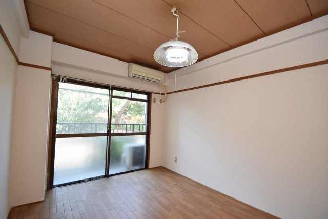 松原梅本ハイツの洋室