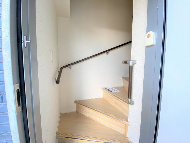 レオネクストひかりの玄関|室内階段
