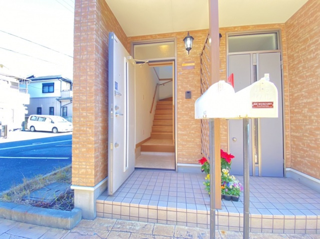 【玄関】 | メゾンラフィーネ | 写真は1号室のものです。