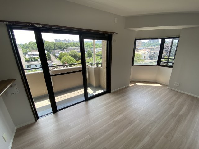 リビングからは大栗川を臨めます。