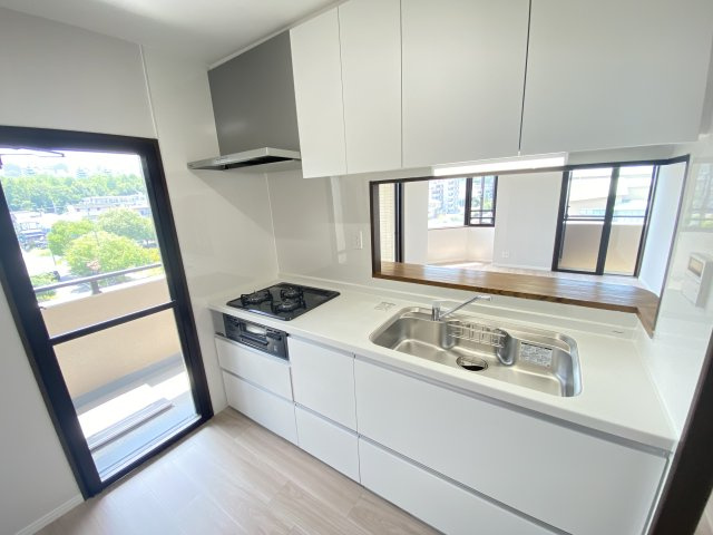 バルコニーに面した明るい対面式キッチンです。