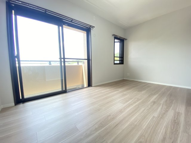 洋室約6.2帖、西側にバルコニーが有る明るい居室です。