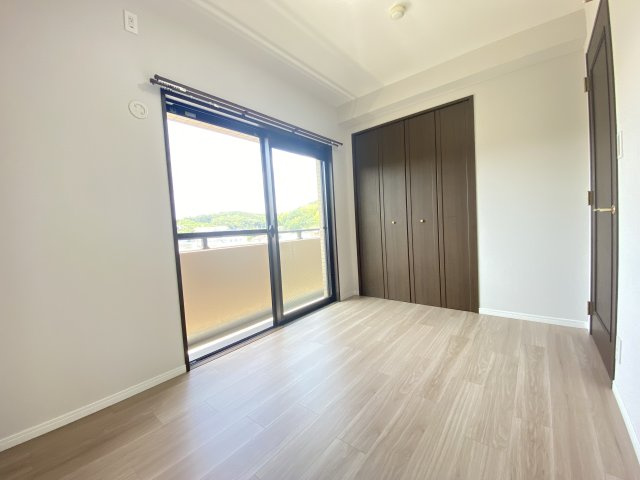 洋室約5帖、西側にバルコニーが有る明るい居室です。