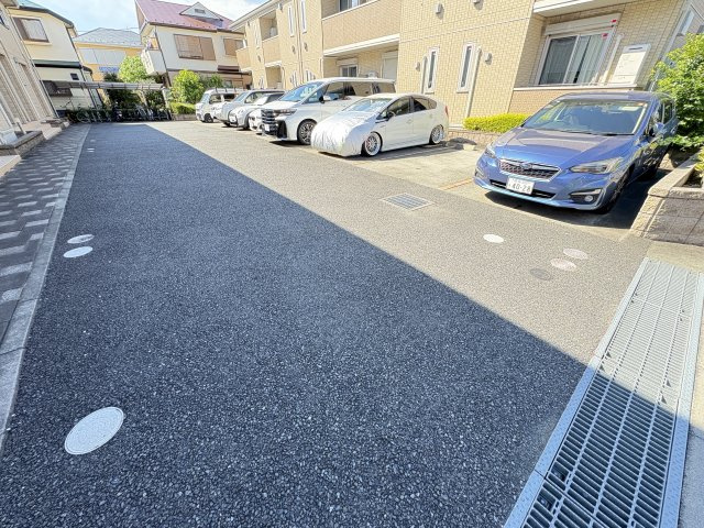 メゾンK-3の駐車場