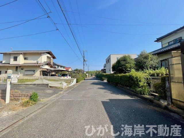 厚木市宮の里　新築戸建の前面道路含む現地写真|前面道路の幅員は6m 開放感ある住宅街です。