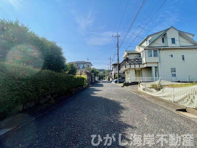 厚木市宮の里　新築戸建の前面道路含む現地写真|前面道路の幅員は6m 開放感ある住宅街です。