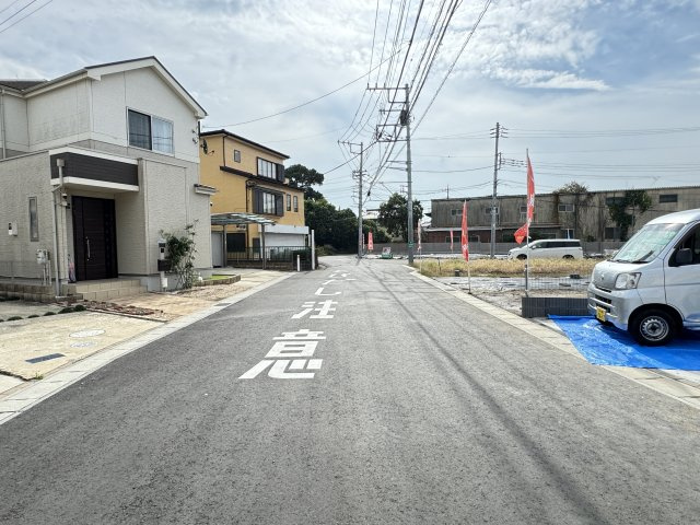 松戸市秋山新築戸建（秋山11期）の前面道路含む現地写真|東側前面道路・幅員約6.5ｍ