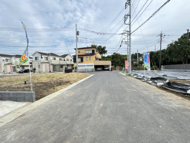松戸市秋山新築戸建（秋山11期）の前面道路含む現地写真|南側前面道路・幅員約6.5ｍ