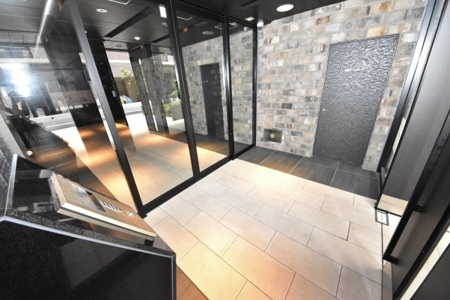 プレサンス阿波座駅前のエントランス