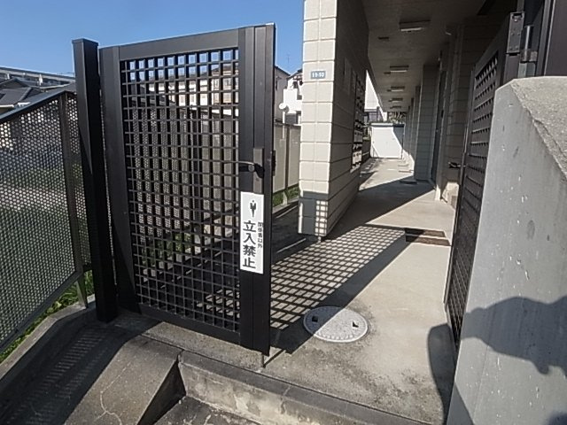 神戸市北区鈴蘭台南町２丁目のアパートのエントランス