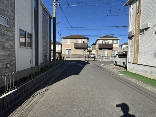 松戸市古ヶ崎新築戸建【古ヶ崎小学校：8分】の前面道路含む現地写真|東側前面道路・幅員約6ｍ