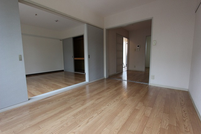 クレストヒルズの居間・リビング