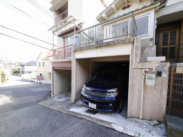 鈴蘭台南町7丁目貸家Ⅴの駐車場