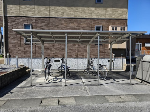 メゾン フルールのその他共用部分|屋根付きの駐輪場です