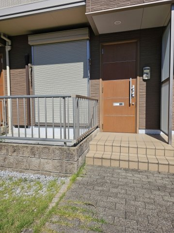 メゾン フルールのエントランス|庇があるので雨の日に助かります
