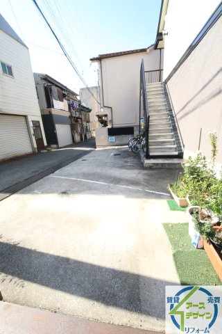 ジュネス・フォーメーションの駐車場
