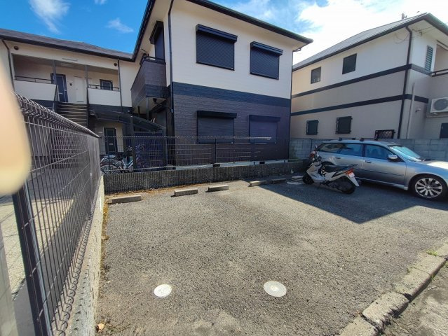 レフィナード芦屋の駐車場