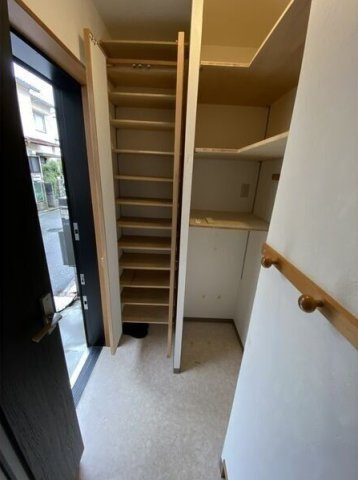 山本台3丁目戸建の玄関