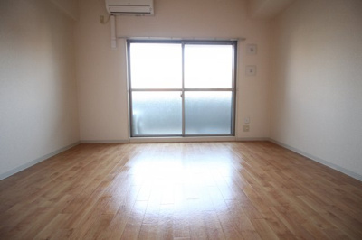 【居間・リビング】 | シーラビフォリア | 洋室7.5帖　落ち着きのあるお部屋です