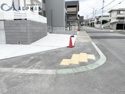 【前面道路含む現地写真】 | 神戸市須磨区北落合五丁目　新築戸建 | 前面道路含む現地♪
整備された歩道があります♪
道路幅員約10.3ｍ以上♪