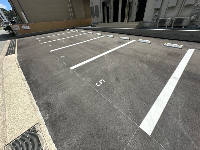 ラビアンローズ三木の駐車場