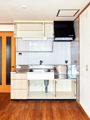【キッチン】 | グリーンハイツ松本 | 補修の為、扉を取り外しています。新品ガスコンロの設置を予定しています