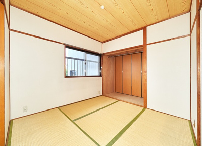 【和室】 | グリーンハイツ松本 | 4.5帖和室。収納の襖は補修の為取り外しています。