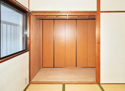 【収納】 | グリーンハイツ松本 | 和室の収納は隣の6帖洋室と共用のウォークスルークローゼットです。