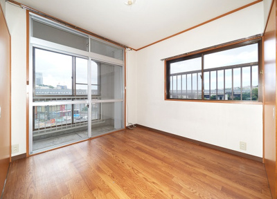 【洋室】 | グリーンハイツ松本 | リビングの隣4.5帖洋室。リビングとの扉はいっぱいに開くタイプです。