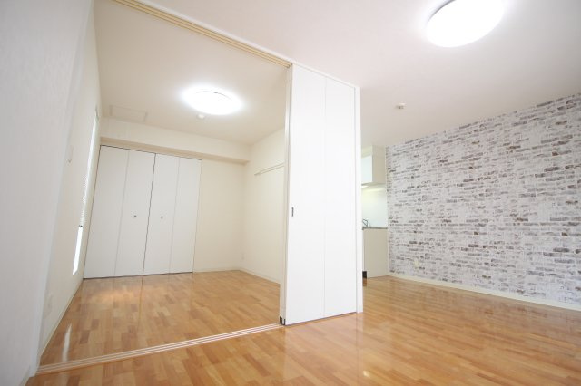 【寝室】 | クリスタルライト | 明るい洋室5帖