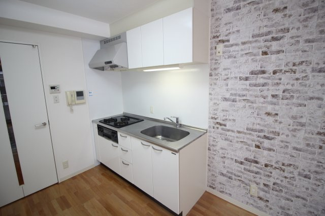 【キッチン】 | クリスタルライト | 三口ガスコンロの使いやすいキッチンです