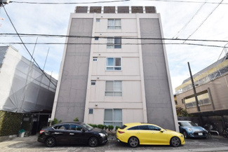 【外観】 | 青空によく映える建物です。手入れの行き届いた外壁やマンション正面エントランスなど、綺麗な姿をぜひ一度、現地にてご覧ください。～即日のご見学可能～　お問合せはお気軽にどうぞ。