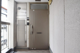 【その他共用部分】 | 皆様をお迎えする、お部屋の玄関ドア。開けやすさや開放角度、ドアノブの操作しやすさや鍵の形状などを、現地で一度ご確認ください。～即日のご見学可能～　お問合せはお気軽にどうぞ。
