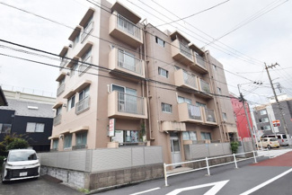 【外観】 | さほど大きなサイズではありませんが、清潔感があり、好感の持てるマンション外観。ぜひ一度、現地でご覧ください。～即日のご見学可能～　お問合せはお気軽にどうぞ。