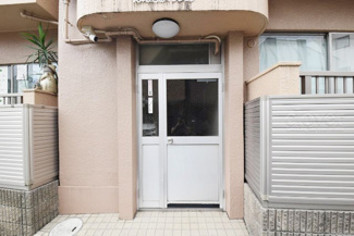 【エントランス】 | マンションの正面エントランス。出入りする人間を癒してくれるマンション入り口であり、その建物の「顔」でもあります。～即日のご見学可能～　お問合せはお気軽にどうぞ。