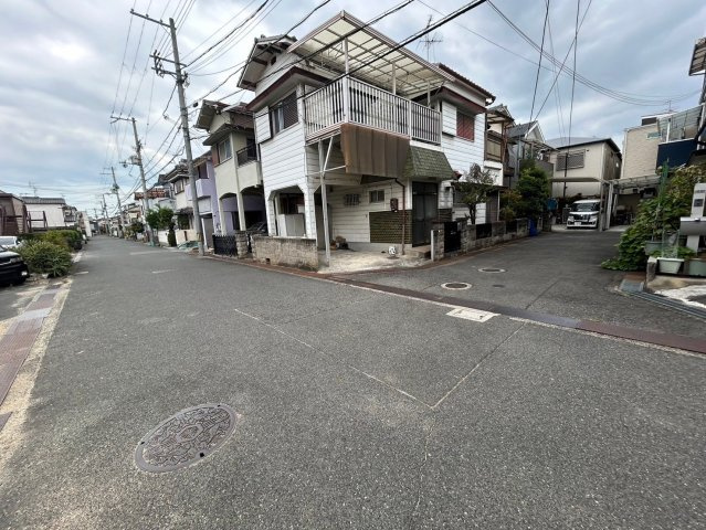 八田西町中古戸建の前面道路含む現地写真