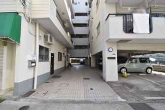 【エントランス】 | お客様を、そして住人を出迎えてくれるマンションのエントランス。ゴミが落ちていないことからも、管理状態の良さや住民の節度の高さが見て取れます。～即日のご見学可能～　お問合せはお気軽にどうぞ。
