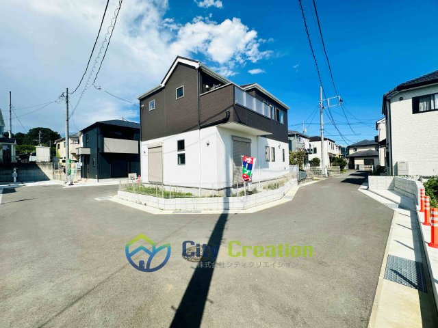 秦野市落合　広々お庭付き戸建ての前面道路含む現地写真