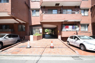 【エントランス】 | お客様を、そして住人を出迎えてくれるマンションのエントランス。ゴミが落ちていないことからも、管理状態の良さや住民の節度の高さが見て取れます。～即日のご見学可能～　お問合せはお気軽にどうぞ。