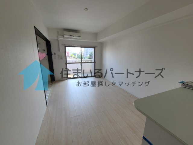 カサグランデ本町の居間・リビング|こちらの居間で趣味の時間をお楽しみください