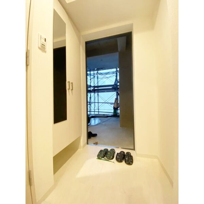 【玄関】 | クレストタップ京橋 | 広めの玄関です
鏡がついております