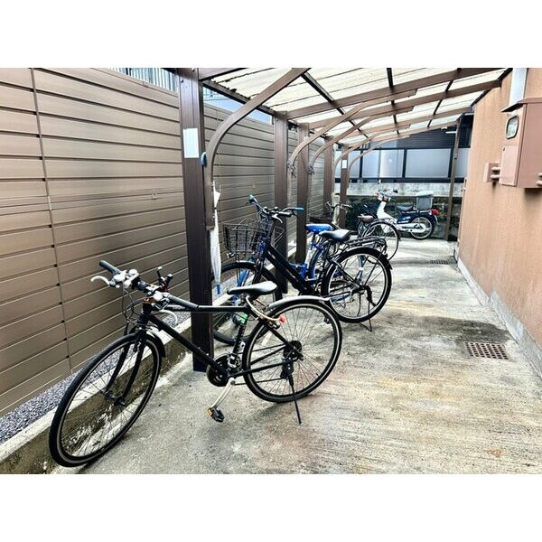 ルミナス野瀬の駐車場