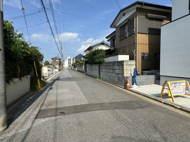 松戸市小金原９丁目新築戸建【貝の花小学校：10分】の前面道路含む現地写真|北側前面道路・幅員約6ｍ