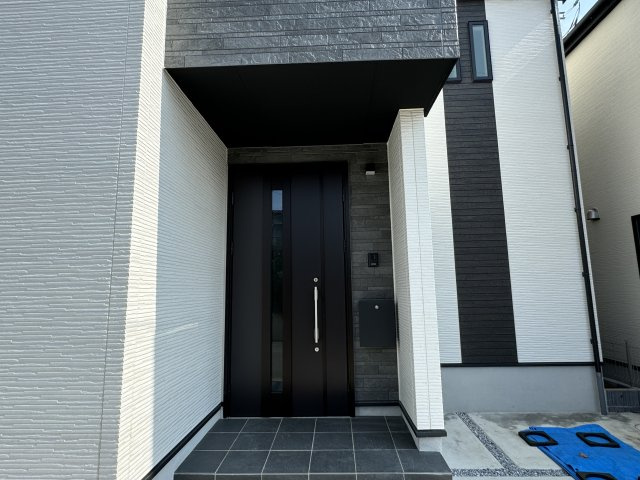 松戸市小金原９丁目新築戸建【貝の花小学校：10分】のエントランス|エントランス・玄関ポーチ
